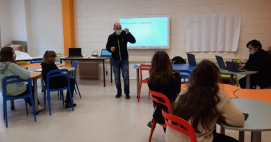 Il docente di COOP21 Ruben Caliandro spiega in classe